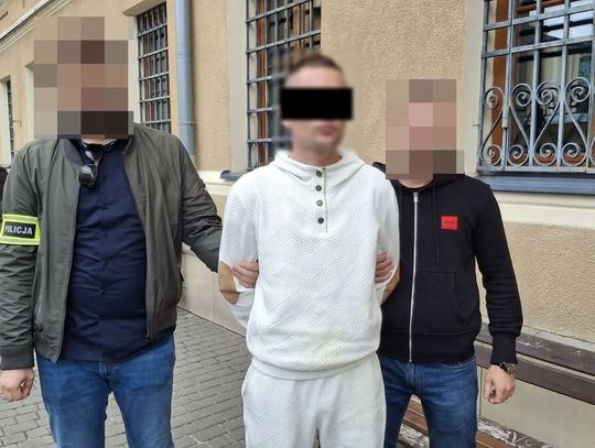 Porzucił auto na skrzyżowaniu i poszedł boso kraść paliwo w wiaderko. Miał dwa promile i dożywotni zakaz