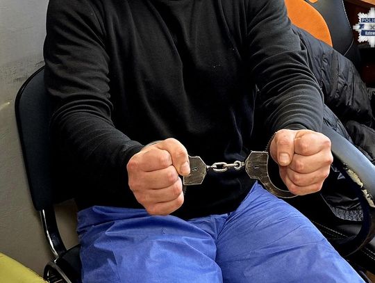 Porzucił BMW i wskoczył do śmietnika. Uciekał przed policją, bo miał kilogram twardych narkotyków