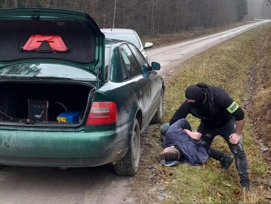 Pościg i zatrzymanie na polnej drodze. Policjanci wyciągnęli z auta ściganego listem gończym dilera