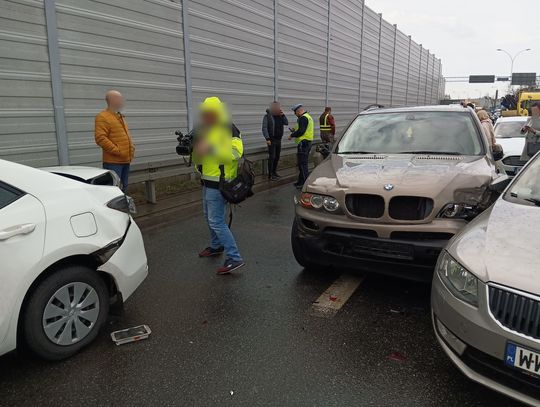 Pościg jak z filmów akcji. 28-letni kierowca uszkodził 7 aut, porzucił BMW i uciekał pieszo [FOTO]
