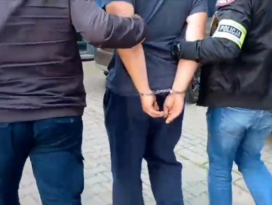 Pościg za kradzionym bmw. Kierowca zatrzymał się dopiero po strzałach policji