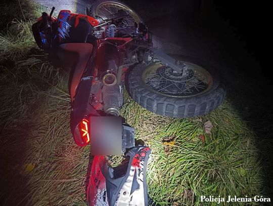 Pościg za motocyklistą zakończony zderzeniem z radiowozem. Miał 10-letni zakaz i cudze tablice