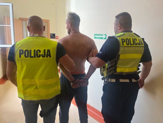 Pościg za poszukiwanym 27-latkiem. Porzucił samochód z dziewczyną w środku i wbiegł do lasu