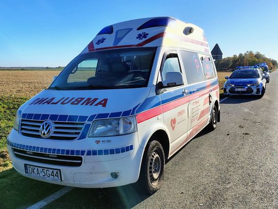 Pościg za skradzioną karetką. Padły strzały, policjantka została potrącona