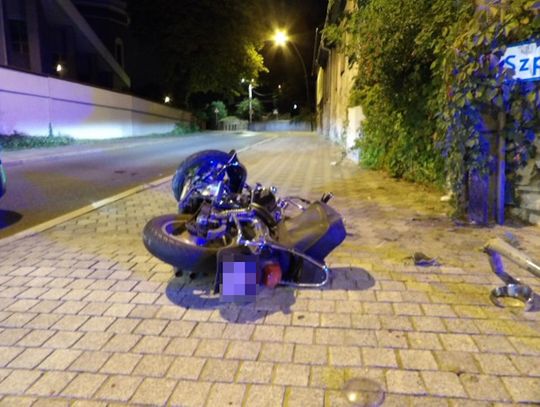 Pościg za skradzionym motocyklem. Trzech pijanych bez kasków i uderzenie w słup