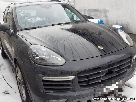 Pościg za złodziejem porsche. Zdołał zbiec i porzucił auto, policjanci szukają kierowcy