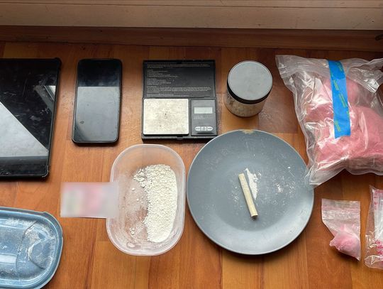 Posypane na talerzu i dużo narkotyków w mieszkaniu. 56-latek od razu trafił do więzienia Posypane na talerzu i dużo narkotyków w mieszkaniu. 56-latek od razu trafił do więzienia