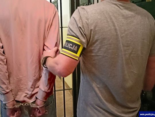 Poszarpał się z ochroniarzem, żeby uciec z piwem i batonikiem. Za kradzież rozbójniczą 23-latek może iść siedzieć