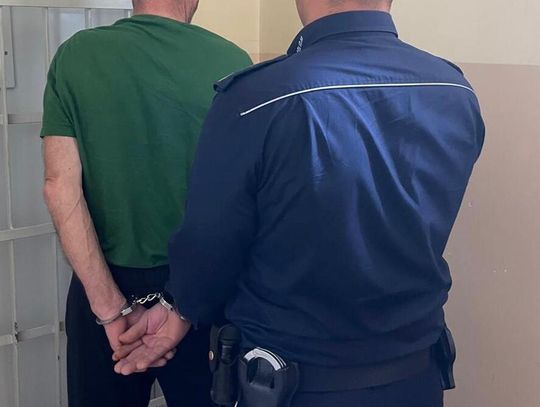 Poszarpali staruszkę, bo nie chciała dać im jedzenia. Potem zabrali jej klucze do domu