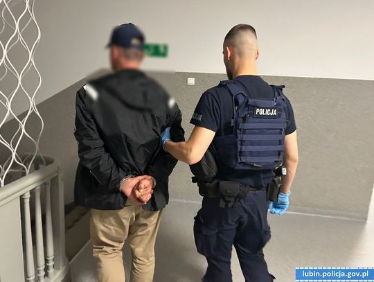 Poszedł kraść do sklepu z narkotykami w kieszeni i poszarpał się z ochroniarzem. Nazbierał zarzutów na 10 lat