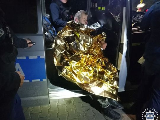 Poszedł w Wigilię do lasu, stracił orientację i doznał urazu nogi. Zmarzniętego mężczyznę odnaleźli policjanci