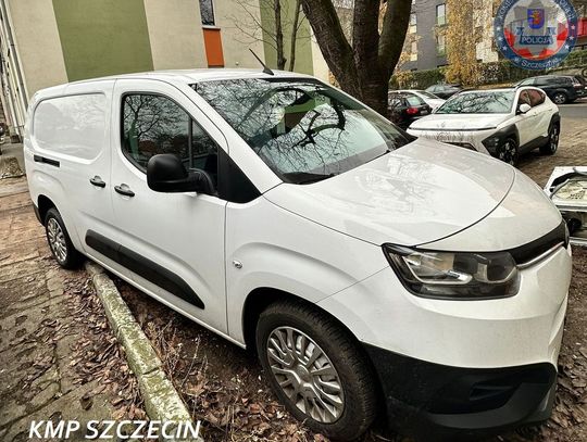 Poszedł z dziewczyną do jubilera, ukradł biżuterię i kluczyki do auta, którym odjechał z parkingu