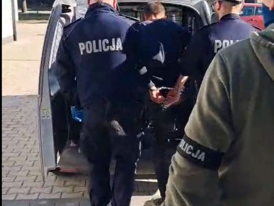 Poszedł z kolegą do jego domu i tam został pobity. Policja zatrzymała dwóch mężczyzn