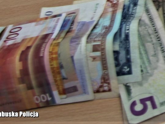 Poszła wymienić euro do kantoru, okazało się, że w portfelu ma ruble. Oszuści załatwili ją "na rulon"