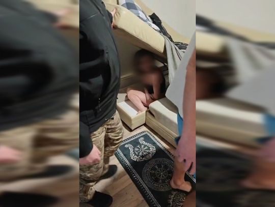 Poszukiwana kobieta schowała się przed policjantami w kanapie. Została odstawiona do więzienia Poszukiwana kobieta schowała się przed policjantami w kanapie. Została odstawiona do więzienia