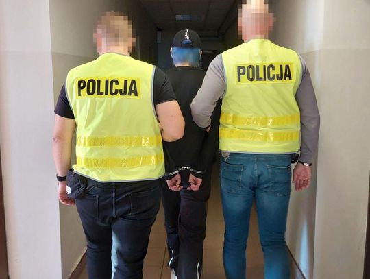 Poszukiwana złodziejka chciała zmylić policjantów. Znaleźli ją w szafie przykrytą płaszczem