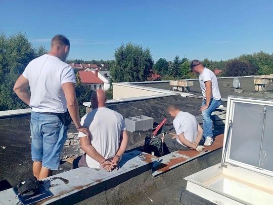 Poszukiwani mężczyźni zatrzymani na dachu budynku. Policjanci przyszli po nich do pracy