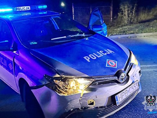 Poszukiwany 17-latek uciekał kradzionym autem. Próbował potrącić policjanta na blokadzie [FOTO]