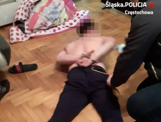 Poszukiwany 2 listami gończymi zabarykadował się w mieszkaniu. Policjanci użyli siły