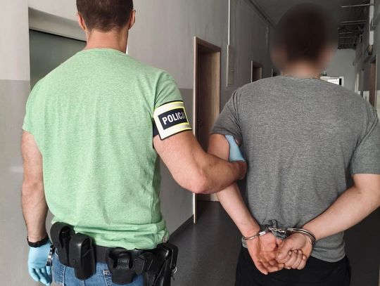 Poszukiwany 22-latek złapany na kradzieży flaszki obiecywał policjantom "bliki" za wolność