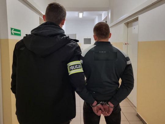 Poszukiwany 25-latek zatrzymany w centrum miasta. Odpowie za narkotyki i jazdę bez uprawnień