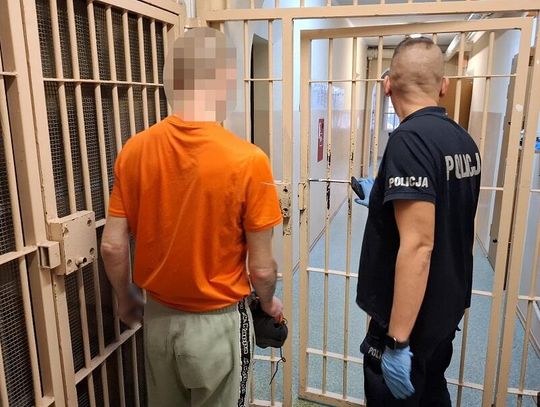 Poszukiwany 32-latek ukrywał się w mieszkaniu partnerki. Znaleźli go skulonego w szafie z ubraniami