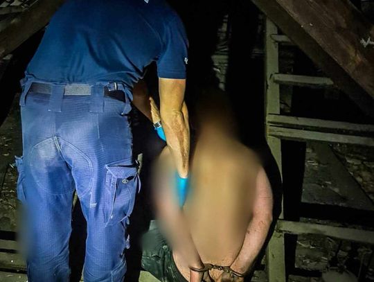 Poszukiwany 33-latek zabarykadował się przed policjantami na strychu. Najbliższe 5 miesięcy spędzi w areszcie