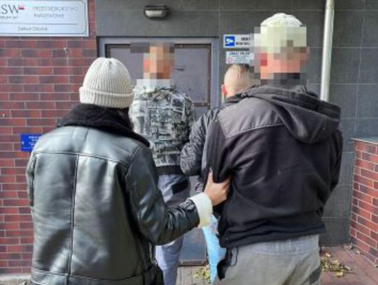 Poszukiwany 38-latek schował się przed policją w przenośnej toalecie i udawał, że zajęte