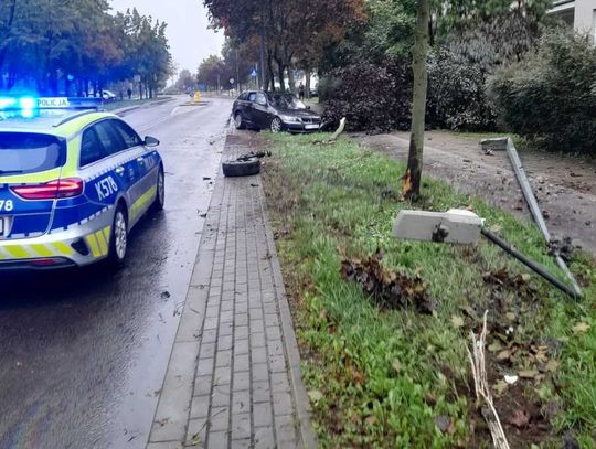 Poszukiwany 39-latek robił wszystko, żeby zwrócić na siebie uwagę policji. Udało się, gdy po pijaku skosił beemką latarnię