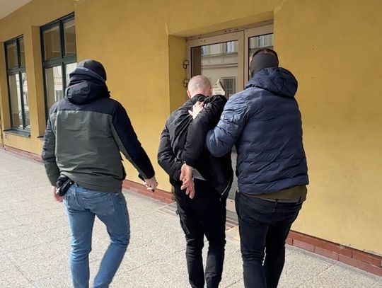 Poszukiwany 42-latek chciał przechytrzyć policjantów. Miał specjalną skrytkę pod sufitem. WIDEO Poszukiwany 42-latek chciał przechytrzyć policjantów. Miał specjalną skrytkę pod sufitem. WIDEO
