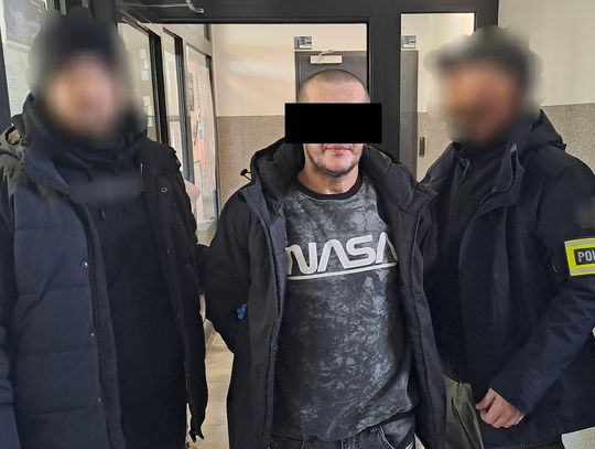 Poszukiwany 44-latek wpadł na własne życzenie. Palił na przystanku, dookoła walały się puszki Poszukiwany 44-latek wpadł na własne życzenie. Palił na przystanku, dookoła walały się puszki