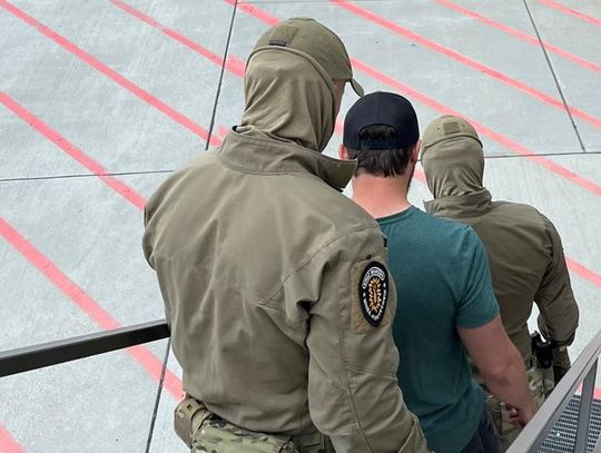 Poszukiwany 46-latek deportowany z Kopenhagi do Polski. Z lotniska trafił prosto do aresztu