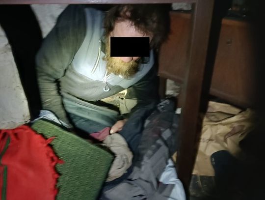 Poszukiwany 60-latek chciał przechytrzyć policjantów. Znaleźli go schowanego pod stołem