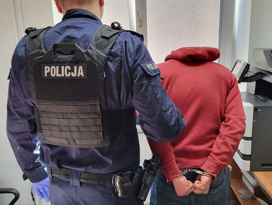 Poszukiwany diler desperacko chciał uniknąć więzienia. Znaleźli go ukrytego pod kołdrą na poddaszu