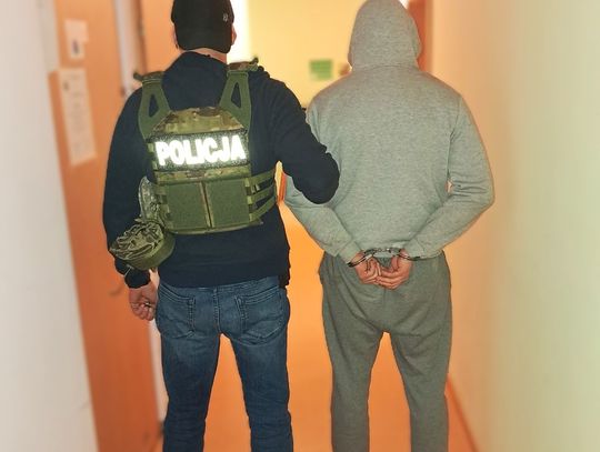 Poszukiwany diler miał cztery lata do odsiadki. Policjanci znaleźli go ukrytego w kanale garażowym