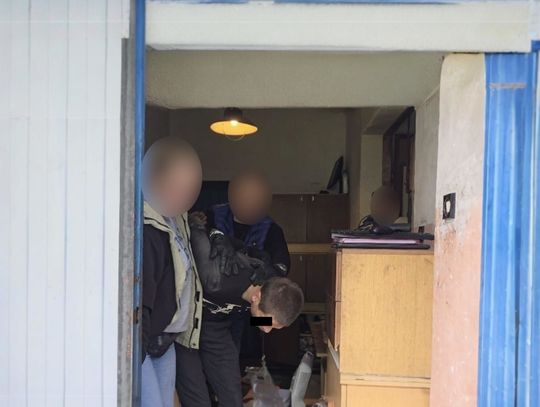 Poszukiwany diler miał w domu ponad 20 kg różnych narkotyków. Policjanci trafili pod jego adres