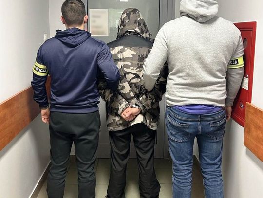 Poszukiwany diler podczas zatrzymania zaliczył kolejną wpadkę. Znów znaleźli przy nim narkotyki Poszukiwany diler podczas zatrzymania zaliczył kolejną wpadkę. Znów znaleźli przy nim narkotyki