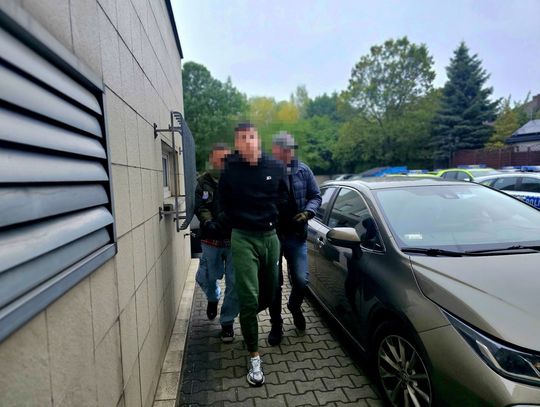 Poszukiwany diler zamknął drzwi i udawał, że go nie ma. Wymiękł, gdy na miejsce dotarli strażacy