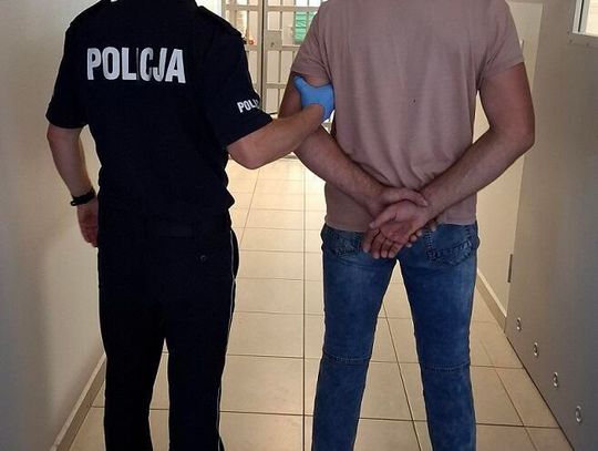 Poszukiwany listem gończym mężczyzna zrobił sobie urlop nad morzem i tam wpadł. Policjanci zatrzymali go w restauracji