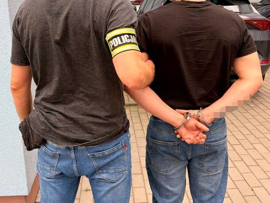 Poszukiwany listem gończym miał przy sobie narkotyki. Ściągnął kłopoty na dziewczynę