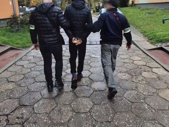 Poszukiwany listem gończym odwiedził matkę. W mieszkaniu zatrzymali go policjanci