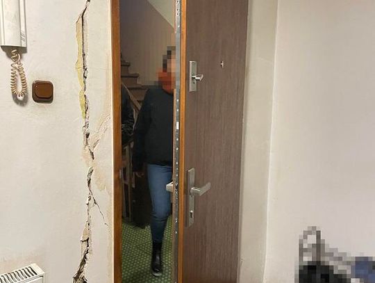 Poszukiwany mężczyzna nie chciał otworzyć drzwi. Policjanci musieli wejść siłą Poszukiwany mężczyzna nie chciał otworzyć drzwi. Policjanci musieli wejść siłą