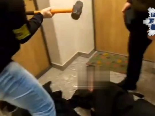 Poszukiwany mężczyzna nie chciał otworzyć drzwi, więc policjanci "zapukali" młotem. Chwilę później leżał na glebie Poszukiwany mężczyzna nie chciał otworzyć drzwi, więc policjanci "zapukali" młotem. Chwilę później leżał na glebie