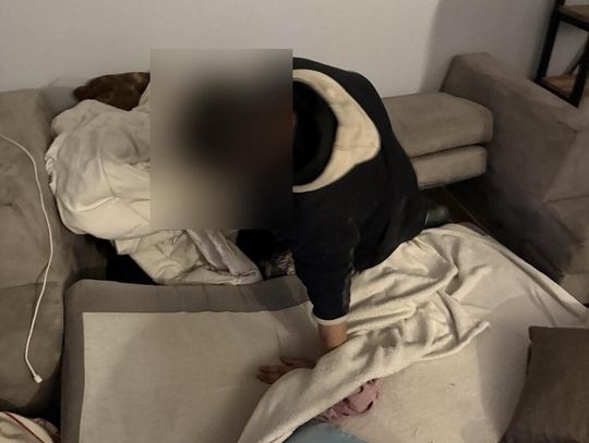 Poszukiwany mężczyzna schował się przed policjantami w kanapie. Wystawały tylko nogi