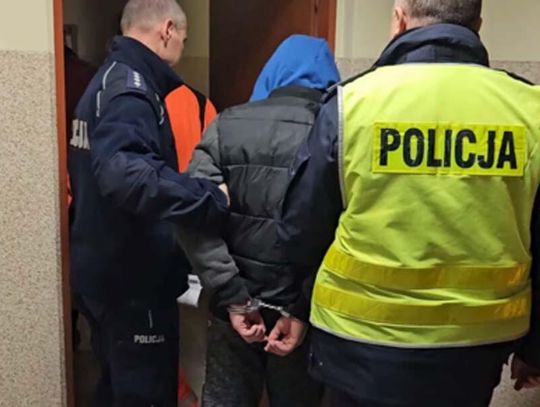 Poszukiwany mężczyzna schował się za kanapą, na której siedzieli jego bliscy. Policjanci musieli wejść siłą