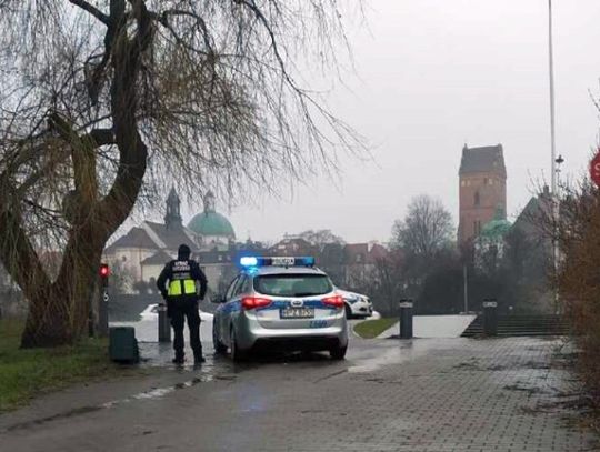 Poszukiwany mężczyzna ukrywał się w publicznej toalecie. Zamknął się wewnątrz i nie chciał otworzyć strażnikom