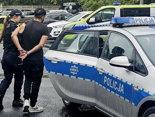 Poszukiwany mężczyzna wpadł, bo spowodował kolizję. Policjanci od razu odstawili go do więzienia