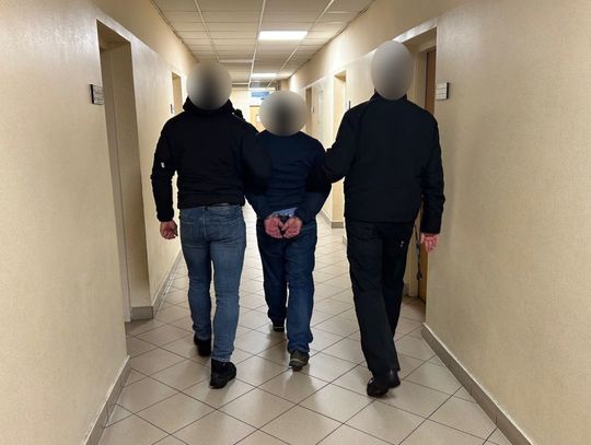 Poszukiwany miał osiem lat do odsiadki. Zamknął drzwi i liczył na to, że policjanci sobie pójdą Poszukiwany miał osiem lat do odsiadki. Zamknął drzwi i liczył na to, że policjanci sobie pójdą