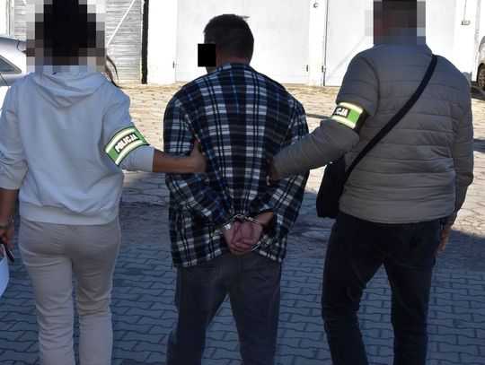 Poszukiwany miał plan na wypadek przyjazdu policji. Biegł na strych i wchodził pod podłogę. Tam go znaleźli