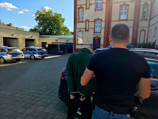 Poszukiwany miał w domu ponad kilogram narkotyków i 80 tysięcy w gotówce. Trafił prosto do aresztu